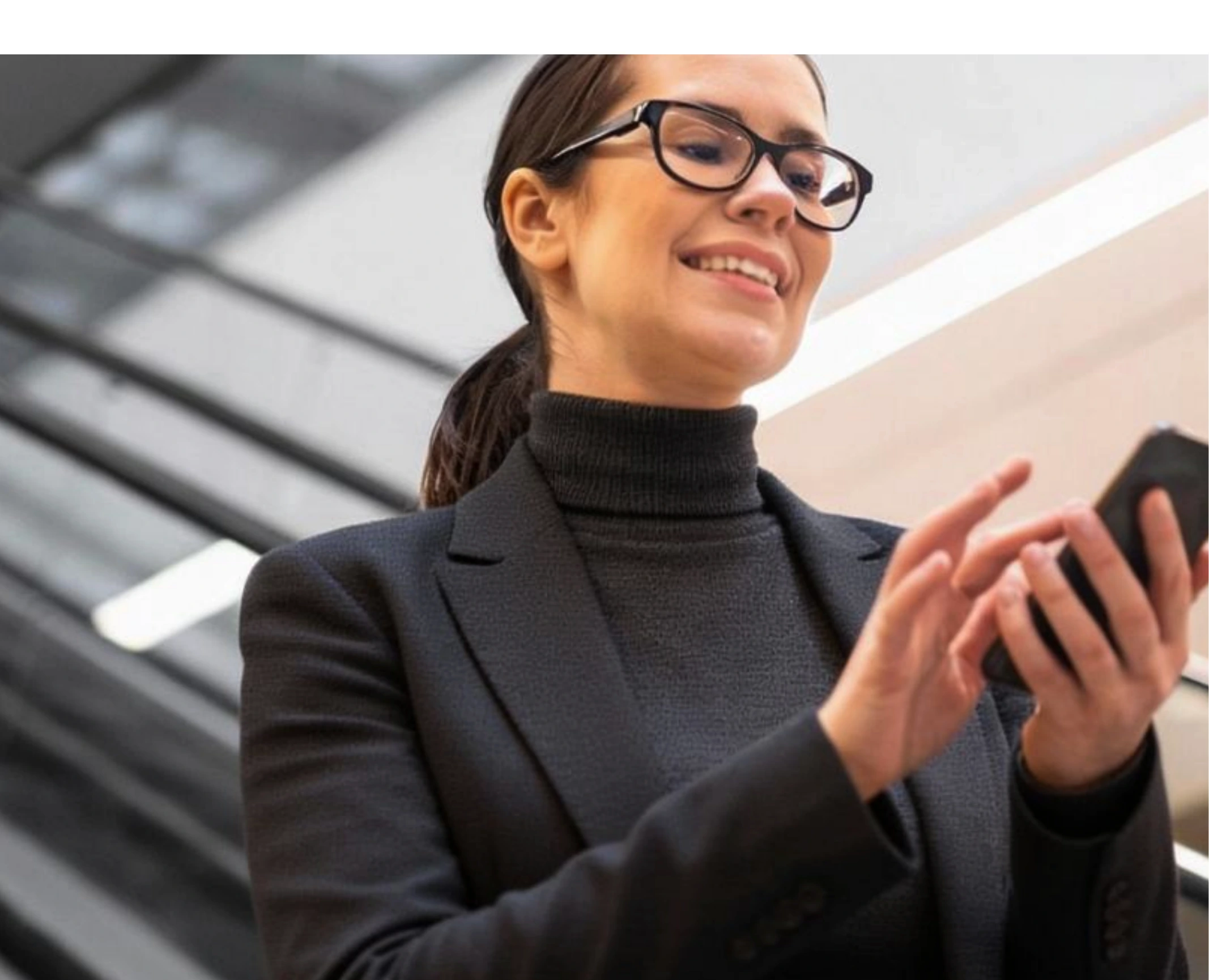 Profissional utilizando tecnologia para organizar a rotina de atendimentos